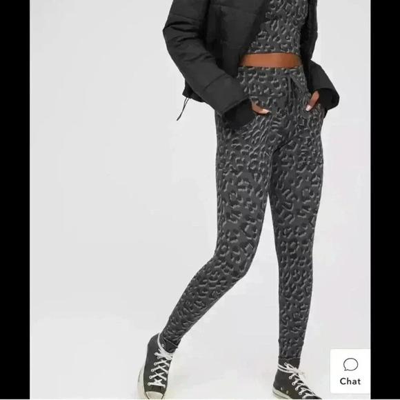🆕OFFLINE By Aerie Jacquard Gray & Black Peak Leggings - Picture 1 of 6